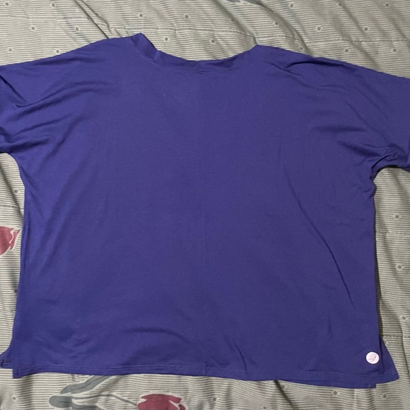 034EA.- Endeavor Athletic. Relaxed V-Neck Tee. Size Small - Picture 3 of 3